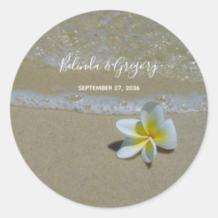 Plumeria Frangipani op zand bruiloft Ronde Sticker