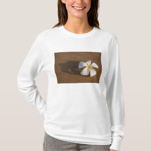 Plumeria op zandstrand, Maui, Hawaï, Verenigde Sta T-shirt