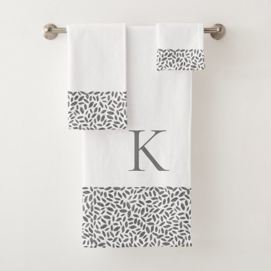 Plumes argentées élégantes sur monogramme blanc (En situation)