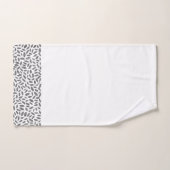 Plumes argentées élégantes sur monogramme blanc (Serviette à main)