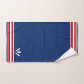 Plumes blanches modernes sur fond bleu et rouge (Serviette à main)