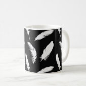 Plumes blanches sur Mug de café noir (Devant droit)