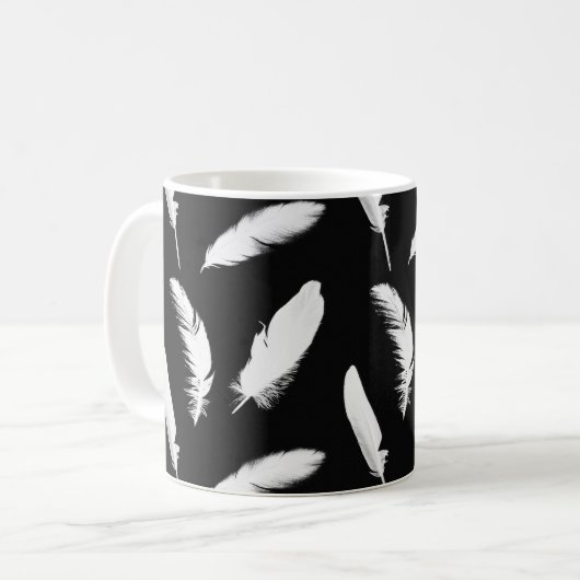 Plumes blanches sur Mug de café noir (Devant gauche)