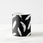 Plumes blanches sur Mug de café noir (Centre)