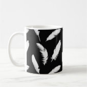 Plumes blanches sur Mug de café noir (Gauche)