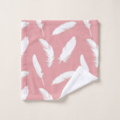 Plumes blanches sur rose coquille (Gant de toilette)