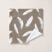 Plumes blanches sur taupe Tan (Gant de toilette)