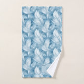 Plumes Bleues Délicates Monogrammes Bleu Pâle (Serviette à main)
