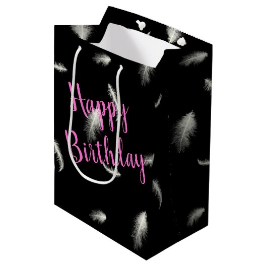 Plumes d'anniversaire sur sac cadeau moyen noir (Devant Angle)
