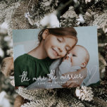 Plus la Faire-part de naissance de Noël est joyeus<br><div class="desc">Carte de faire-part de naissance moderne de Noël avec typographie à lettres à la main qui dit "plus le plus le plus heureux" avec un coeur. C'est une carte faire-part de naissance pour les saisons de vacances ! Ajoutez vos photos,  vos statistiques de naissance et un message !</div>