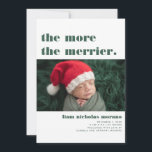 Plus Le Merrier | Faire-part de naissance de Noël<br><div class="desc">"Plus Le Merrier Est Merrier". Ce faire-part de naissance de Noël minimaliste de typographie met en valeur votre imagerie avec des caractères frais et modernes. Customisez avec une photo, et les statistiques de naissance. 5 photos supplémentaires collage sur le dos. Ajoutez votre libellé personnalisé à cette conception à l'aide des...</div>