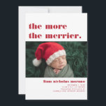 Plus Le Merrier | Faire-part de naissance de Noël<br><div class="desc">"Plus Le Merrier Est Merrier". Ce faire-part de naissance de Noël minimaliste de typographie met en valeur votre imagerie avec des caractères frais et modernes. Customisez avec une photo, et les statistiques de naissance. 5 photos supplémentaires collage sur le dos. Ajoutez votre libellé personnalisé à cette conception à l'aide des...</div>