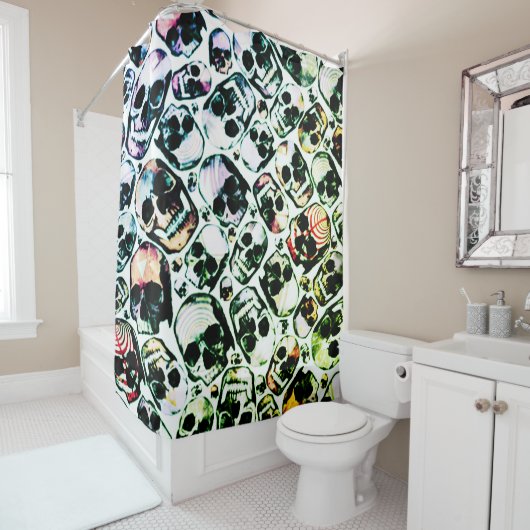 plusieurs crânes dans le rideau de douche vert néo (En situation)