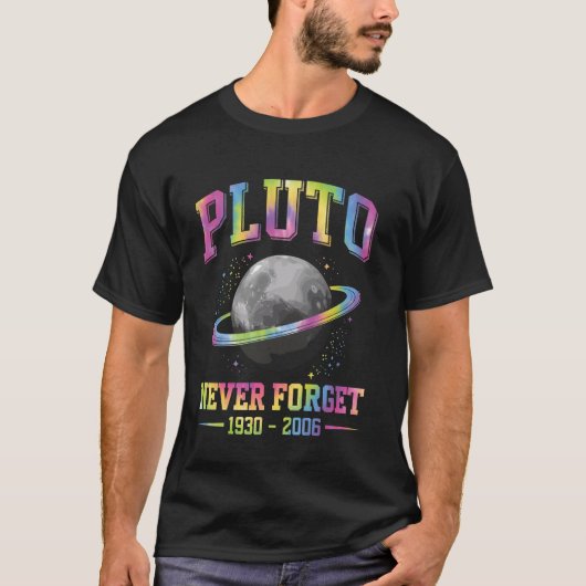 Pluto Never Forge Funny Space Science T-shirt (Voorkant)