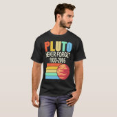 PLUTO Never Forget 1930 2006 Cool Retro Planet Pre T-shirt (Voorkant volledig)