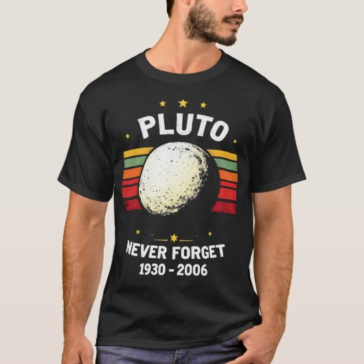 Pluto vergeet nooit  eerbetoon t-shirt (Voorkant)