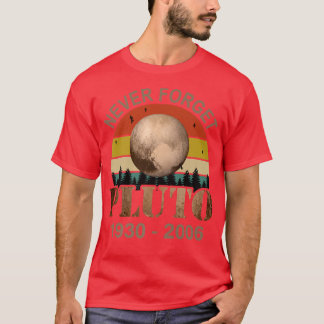 Pluto vergeet nooit Funny Science Astronomer Space T-shirt