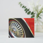 Pneu de voiture classique vieux rouge - Carte post (Debout devant)