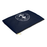 Pochette À Accessoires Ancre Bleue marine Nom du bateau Personnalisé<br><div class="desc">Ajoutez votre nom de bateau et votre quai en cliquant sur le bouton "Personnaliser" ci-dessus. Mettez la voile dans le style avec notre swag nautique personnalisé. L'Accessory Pouch présente un joli design inspiré des merveilles de l'océan, avec des motifs maritimes classiques comme une ancre et une corde. Que vous croisiez...</div>