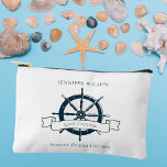 Pochette À Accessoires Bateau personnalisé Capitaine Vintage roue nautiqu<br><div class="desc">Chic sac cosmétique pour capitaine de bateau sur mesure pour une compagnie de paquebot avec un volant de bateau bleu marine. Ce design nautique vintage est parfait pour un timonier près de la plage. Personnalisez avec votre nom.</div>