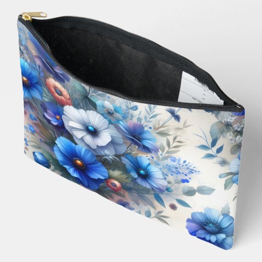 POCHETTE À ACCESSOIRES BLANC AUX TONS DE FLEURS BLEUES EN COULEUR D'EAU (Ouvrir)