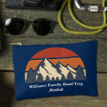 Pochette À Accessoires Blue Mountain Sunset Randonnée personnalisée<br><div class="desc">Ce magnifique coucher de soleil sur les montagnes rocheuses et les arbres de la forêt dans la nature fait une excellente image pour un sac cosmétique bleu personnalisé pour vos vacances d'été ou votre voyage à travers la nature. Ajoutez simplement votre propre texte personnalisé pour les campeurs ou les randonneurs...</div>