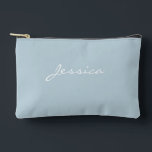 Pochette À Accessoires Blue Script Name Minimal moderne Voyage cosmétique<br><div class="desc">Blue Script Name Minimal Modern Travel Cosmetic Accessory Pouch dispose d'un arrière - plan bleu clair solide avec un élégant nom de script blanc personnalisé sur le devant. Le design minimaliste offre une façon élégante et pratique d'organiser vos essentiels, que ce soit pour les cosmétiques, le maquillage ou les petits...</div>