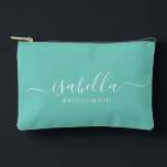 Pochette À Accessoires Bridesmaid Cadeau bleu Aqua<br><div class="desc">Ce sac d'accessoire Bridesmaid dopp kit contient une typographie manuscrite en écriture blanche avec des swashes sur un arrière - plan de minuit ou d'aqua. Présentez à vos demoiselles d'honneur un sac de toilette pour leur maquillage et des petits articles traditionnellement présentés au dîner de répétition, à utiliser tôt le...</div>