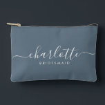 Pochette À Accessoires Bridesmaid Cadeau Imprimé Couper Accessoire Coudre<br><div class="desc">Ce sac d'accessoires Bridesmaid comporte une typographie manuscrite en écriture blanche avec des swashes sur un arrière - plan bleu ardoise. Présentez à vos demoiselles d'honneur un sac de toilette pour leur maquillage et des petits articles traditionnellement présentés au dîner de répétition, à utiliser tôt le matin avant le mariage....</div>