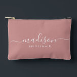 Pochette À Accessoires Bridesmaid Moderne Script Minimal Rose Dusty<br><div class="desc">Ce sac d'accessoires Bridesmaid comporte une typographie manuscrite en écriture blanche avec des swashes sur un arrière - plan rose poussiéreux. Présentez à vos demoiselles d'honneur un sac de toilette pour leur maquillage et des petits articles traditionnellement présentés au dîner de répétition, à utiliser tôt le matin avant le mariage....</div>