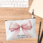 Pochette À Accessoires Bridesmaid rose bow élégant nom<br><div class="desc">Fond blanc. Décoré d'un grand arc rose. Personnalisez et ajoutez le nom de votre servante.</div>