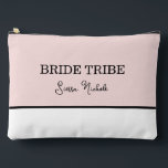 Pochette À Accessoires Bridesmaid rose moderne minimaliste<br><div class="desc">Dégustez vos demoiselles d'honneur avec cet élégant sac à poche rose et blanc. Ce sac est parfait pour ranger les produits de beauté essentiels. Avec un design chic et fermeture éclair et parfait pour tenir de petits essentiels ou des petits cadeaux pour votre fête de mariée. Un cadeau charmant et...</div>