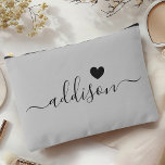 Pochette À Accessoires Bridesmaid Script moderne Coeur gris chaud<br><div class="desc">Cet élégant sac à accessoires est orné d'un arrière - plan gris et élégant, décoré d'une police de caractères moderne affichant un nom personnalisé et un design de coeur charmant. La couleur douce, féminine et la typographie sophistiquée en font un accessoire parfait pour les demoiselles d'honneur ou toute personne qui...</div>