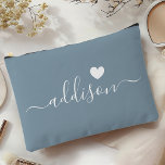 Pochette À Accessoires Bridesmaid Script moderne Dusty Blue Heart<br><div class="desc">Cet élégant sac à accessoires est orné d'un élégant arrière - plan bleu poussiéreux orné d'une police de caractères moderne affichant un nom personnalisé et un design de coeur charmant. La couleur douce, féminine et la typographie sophistiquée en font un accessoire parfait pour les demoiselles d'honneur ou toute personne qui...</div>