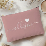 Pochette À Accessoires Bridesmaid Script moderne Dusty Coeur Rose<br><div class="desc">Cet élégant sac à accessoires est orné d'un élégant arrière - plan rose poussiéreux orné d'une police de caractères moderne affichant un nom personnalisé et un design de coeur charmant. La couleur douce, féminine et la typographie sophistiquée en font un accessoire parfait pour les demoiselles d'honneur ou toute personne qui...</div>