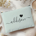 Pochette À Accessoires Bridesmaid Script moderne Pale Mint Heart<br><div class="desc">Cet élégant sac à accessoires est orné d'un élégant arrière - plan à la menthe pâle orné d'une police de caractères moderne affichant un nom personnalisé et un design de coeur charmant. La couleur douce, féminine et la typographie sophistiquée en font un accessoire parfait pour les demoiselles d'honneur ou toute...</div>