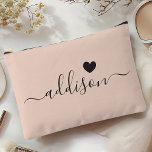 Pochette À Accessoires Bridesmaid Script moderne Peach Beige Heart<br><div class="desc">Cet élégant sac à accessoires est orné d'un élégant arrière - plan beige pêche orné d'une police de caractères moderne affichant un nom personnalisé et un design de coeur charmant. La couleur douce, féminine et la typographie sophistiquée en font un accessoire parfait pour les demoiselles d'honneur ou toute personne qui...</div>