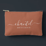 Pochette À Accessoires Bridesmaid Script Moderne - Terracotta cosmétique<br><div class="desc">Ce sac accessoire Bridesmaid comporte une typographie manuscrite en écriture blanche avec des swashes sur un arrière - plan en terre cuite. Présentez à vos demoiselles d'honneur un sac de toilette pour leur maquillage et des petits articles traditionnellement présentés au dîner de répétition, à utiliser tôt le matin avant le...</div>