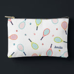 Pochette À Accessoires Cadeau de tennis Nom personnalisé Rose bleu person<br><div class="desc">Ce sac de tennis peut être personnalisé avec le nom de votre choix. Imprimé avec un design de tennis illustré,  en vert,  rose et blues,  ce sac personnalisé unique fait un cadeau merveilleux pour le joueur de tennis dans votre vie.</div>