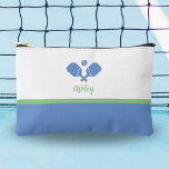 Pochette À Accessoires Cadeau personnalisé Pickleball Preppy Blue Green<br><div class="desc">Cette sacoche super mignonne comporte des pédales de Pickleball croisées, une balle et votre texte personnalisé. Parfait pour le maquillage, les articles de toilette, les bijoux et le pickleball. Modifiez facilement les couleurs pour qu'elles correspondent à votre style. Fait un cadeau génial pour votre bestie de pickleball, coach, maman et...</div>