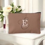 Pochette À Accessoires Calligraphie élégant Monogramme Nom Mocha Brown<br><div class="desc">Un design monogramme unique et élégant avec votre nom et votre monogramme accentue ce sac accessoire personnalisé avec des sérifs classiques et un script de calligraphie plus orné dans une belle mise en page. Les trois éléments se mélangent magnifiquement pour créer votre propre logo de marque personnelle. Montré ici avec...</div>