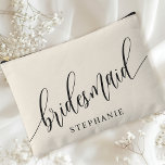 Pochette À Accessoires Calligraphie moderne de la femme de chambre en crè<br><div class="desc">Célébrez votre fête de mariée avec cette élégante pochette d'accessoires pour femme de chambre en ivoire. Doté d'une calligraphie moderne et personnalisable avec le nom de votre servante, ce sac est à la fois élégant et pratique. La couleur douce et poussiéreuse de la sauge et l'élégant script créent un look...</div>