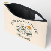 Pochette À Accessoires Camp Bachelorette Retro Mountain Nom personnalisé (Ouvrir)