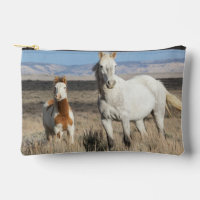Chevaux sauvages chez eux dans le bassin de Sandwa