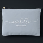 Pochette À Accessoires Chic Minimaliste Dusty Blue<br><div class="desc">Voici notre chic minimaliste Dusty Blue Personnalisé Bridesmaid Accessory Pouch, un cadeau élégant et polyvalent conçu pour célébrer vos demoiselles d'honneur dans l'élégance. Cette poche accessoire est l'exemple du chic moderne, parfait pour toutes les occasions, des propositions de demoiselle d'honneur aux douches nuptiales. Conçu dans un style minimaliste, ce sac...</div>