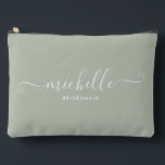 Pochette À Accessoires Chic Minimaliste Dusty Sage Épouse Personnalisée<br><div class="desc">Présentez notre chic minimaliste Dusty Sage personnalisé Bridesmaid Accessory Pouch, un cadeau élégant et polyvalent conçu pour célébrer vos demoiselles d'honneur dans l'élégance. Cette poche accessoire est l'exemple du chic moderne, parfait pour toutes les occasions, des propositions de demoiselle d'honneur aux douches nuptiales. Conçu dans un style minimaliste, ce sac...</div>