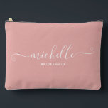 Pochette À Accessoires Chic minimaliste Rose rose Épouse personnalisée<br><div class="desc">Voici notre chic minimaliste Peach Pink Personnalisé Bridesmaid Accessory Pouch, un cadeau élégant et polyvalent conçu pour célébrer vos demoiselles d'honneur dans l'élégance. Cette poche accessoire est l'exemple du chic moderne, parfait pour toutes les occasions, des propositions de demoiselle d'honneur aux douches nuptiales. Conçu dans un style minimaliste, ce sac...</div>