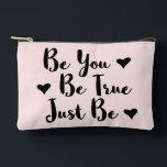 Pochette À Accessoires Citation positive tendance pour être vous-même<br><div class="desc">La typographie branchée "Sois vrai,  sois juste" inspirant des mots à partager.</div>