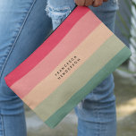 Pochette À Accessoires Colorblock Horizontale Bande rose et vert<br><div class="desc">Un design design chic de blocs colorés avec 5 rayures horizontales dans les tons rose,  pêche et vert dans un style de design minimaliste moderne. Le texte peut être facilement customisé avec votre nom ou titre pour le cadeau ou accessoire parfaitement personnalisé.</div>
