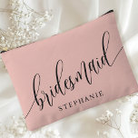 Pochette À Accessoires Corail doux Bridesmaid Moderne Calligraphie<br><div class="desc">Célébrez votre fête de mariée avec cette élégante pochette d'accessoires de femme de chambre rose corail. Doté d'une calligraphie moderne et personnalisable avec le nom de votre servante, ce sac est à la fois élégant et pratique. La couleur douce et poussiéreuse de la sauge et l'élégant script créent un look...</div>